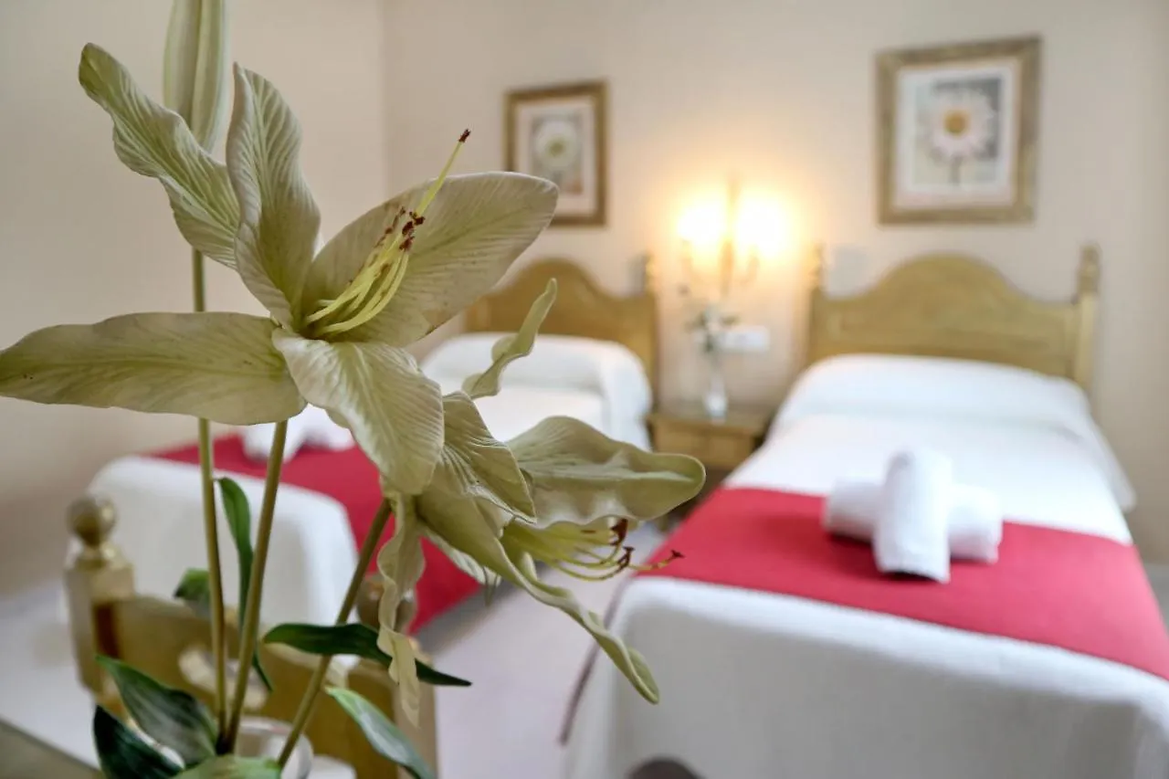 Hostal Victoria La Carlota Guest house